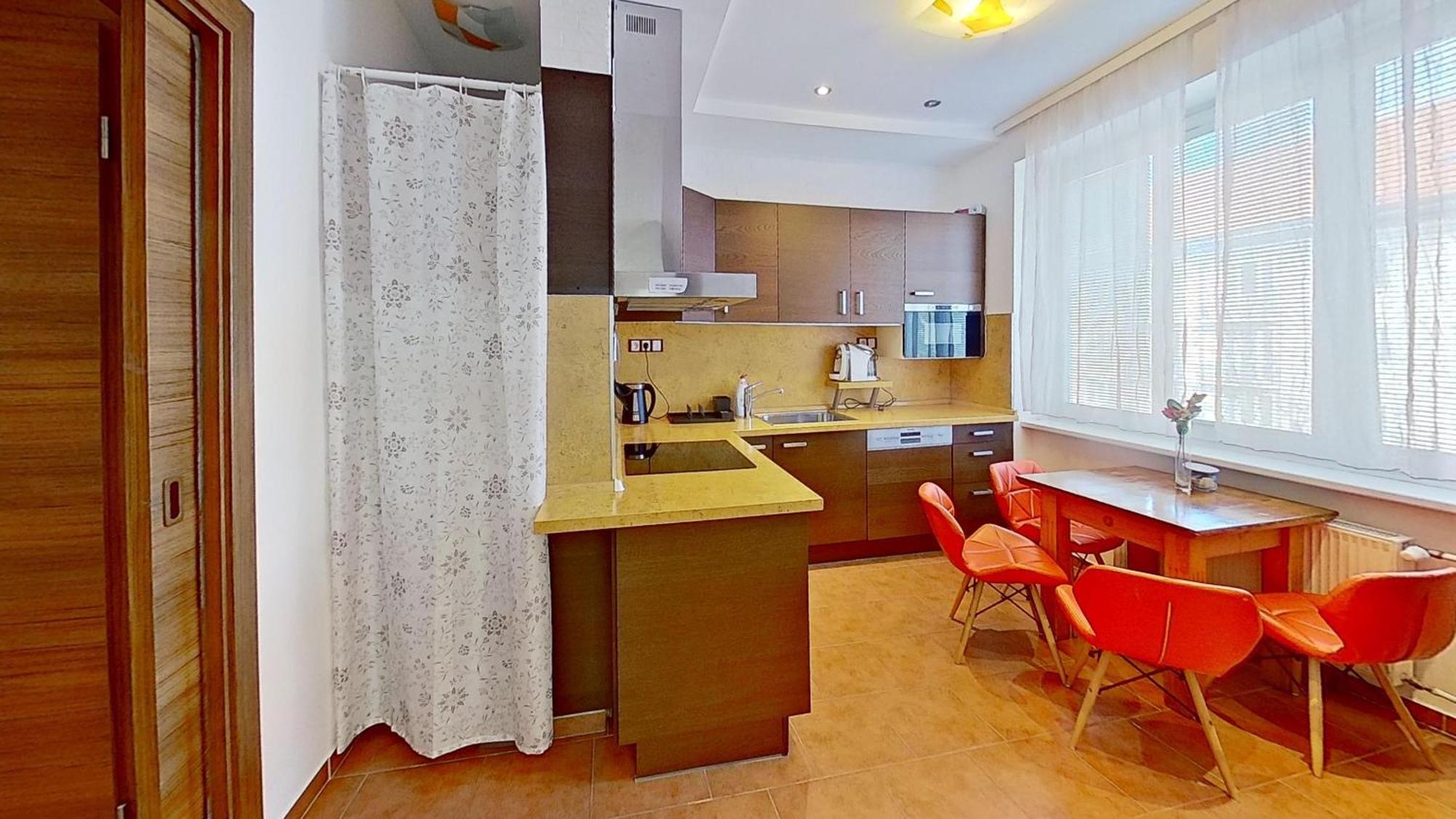 2Br Apt With Free Garage Parking, Close To The Historic Centre Pressburg Exterior foto